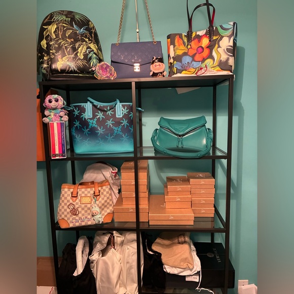 Follow my flyer to be notified when I go Live! - Picture 3 of 6